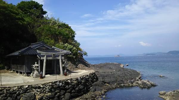 都々智神社。鳥居の脇には奉納された砲弾がある