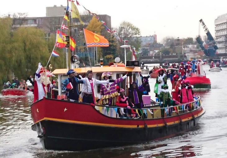 ライデンの町に入るシンタ・クラースSinterklaas（聖ニコラス）