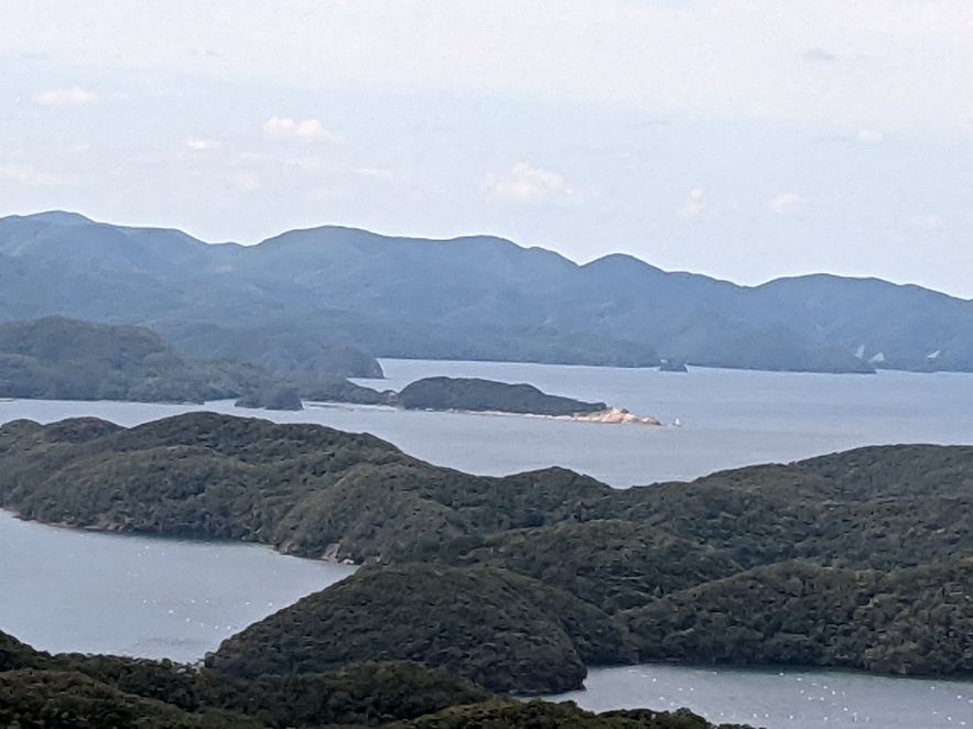 烏帽子岳頂上からみた浅茅湾と芋崎