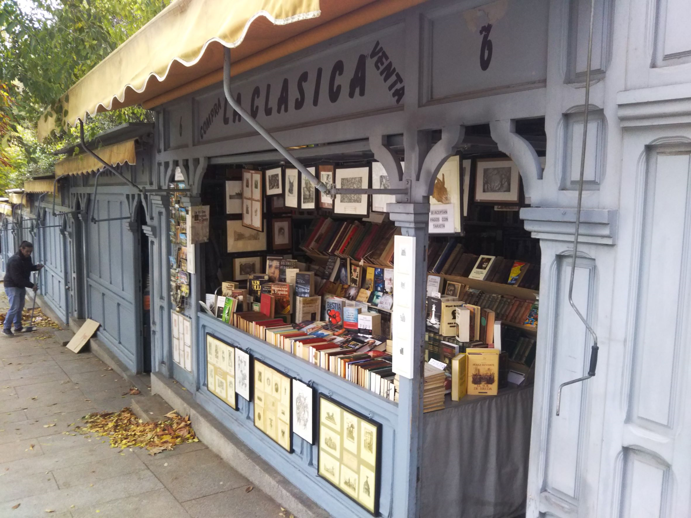 クラウディオ・モヤノ通り（博物館北側）の古書店街